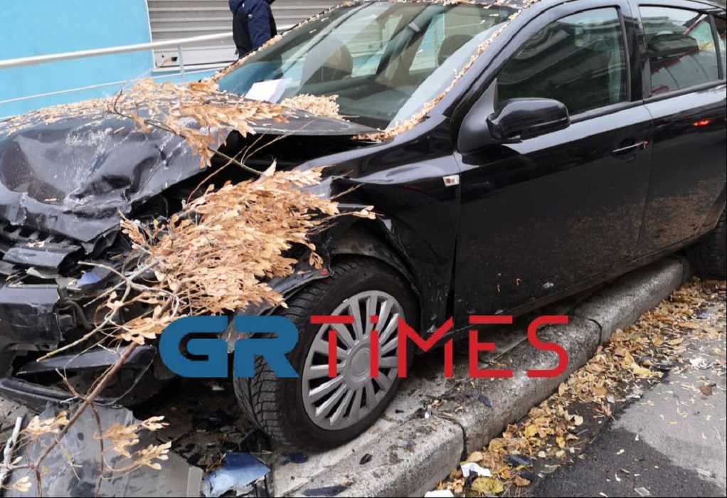 Θεσσαλονίκη: Αυτοκίνητο “καρφώθηκε” σε δέντρο (ΦΩΤΟ-VIDEO)
