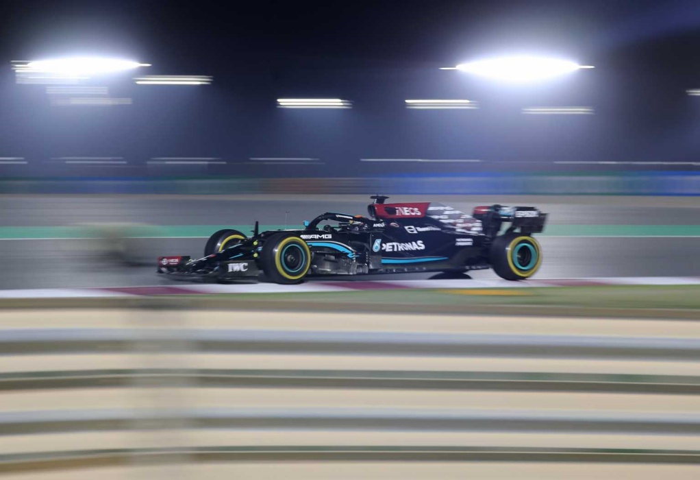 Formula 1: Ο Λιούις Χάμιλτον νίκησε στο Κατάρ και πλησίασε τον Μαξ Φερστάπεν