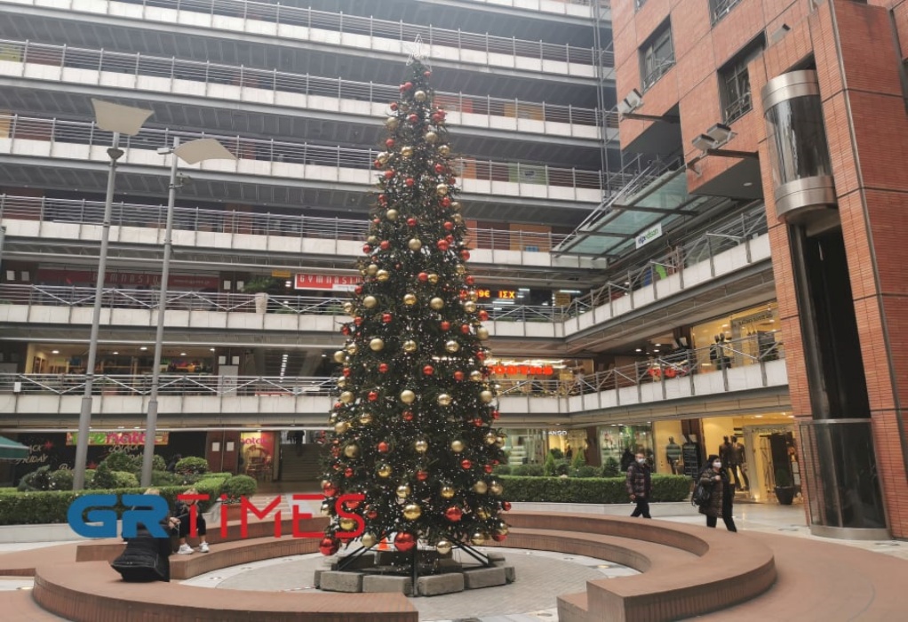 Θεσσαλονίκη: Χριστουγεννιάτικο δέντρο στο κέντρο της πόλης- Η «ροή του φωτός» στο προσκήνιο(ΦΩΤΟ-VIDEO)