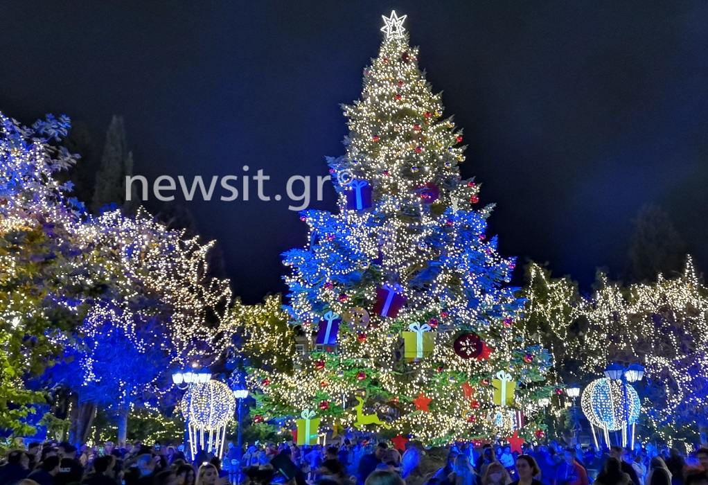 Αθήνα: Άναψε το χριστουγεννιάτικο δέντρο στο Σύνταγμα (ΦΩΤΟ-VIDEO)