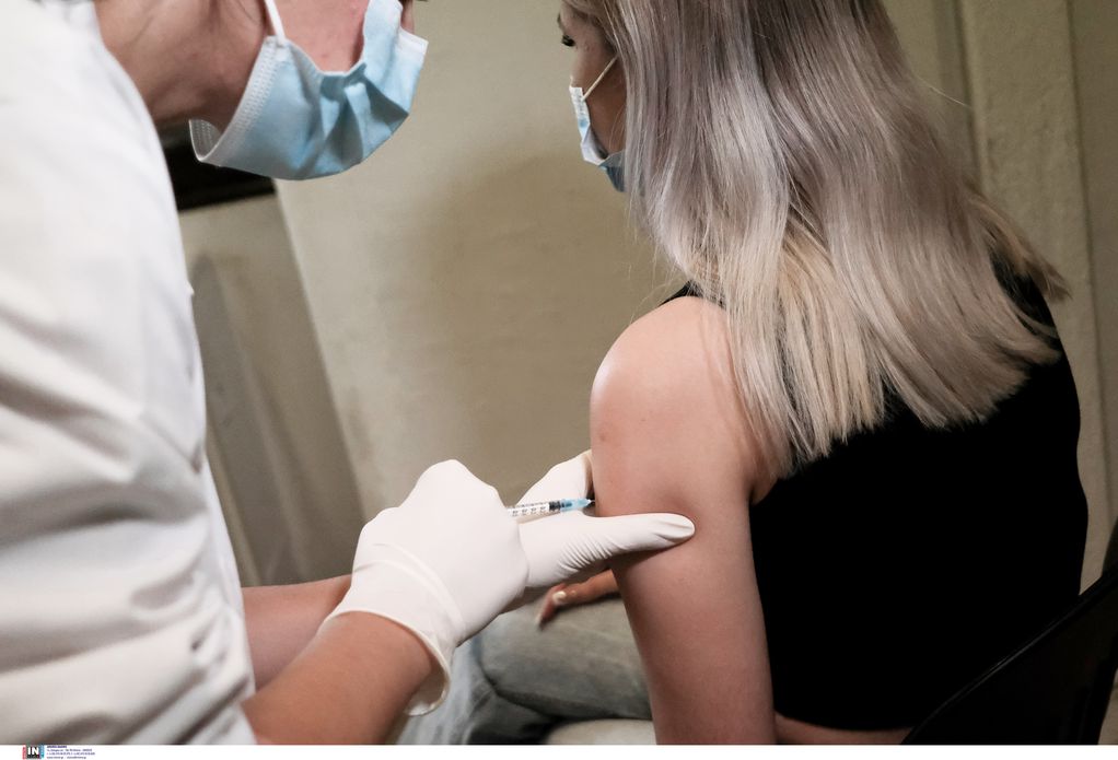 Κορωνοϊός: Από αύριο, Τετάρτη ξεκινούν οι εμβολιασμοί με τα επικαιροποιημένα εμβόλια