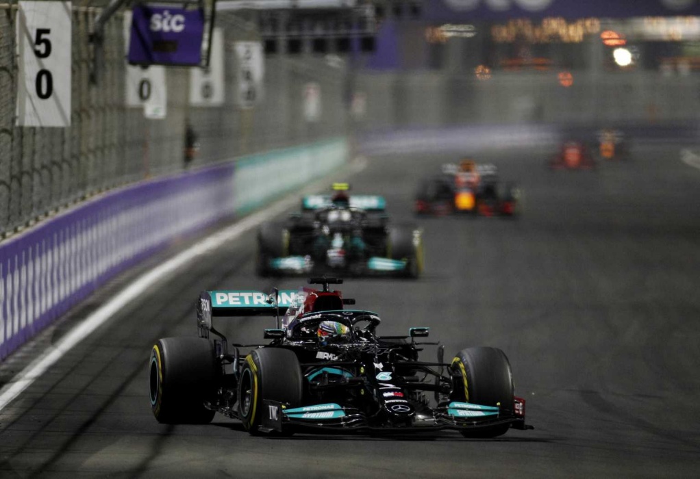 Formula 1: Ο Χάμιλτον πήρε τη νίκη στην «αρένα» της Σαουδικής Αραβίας