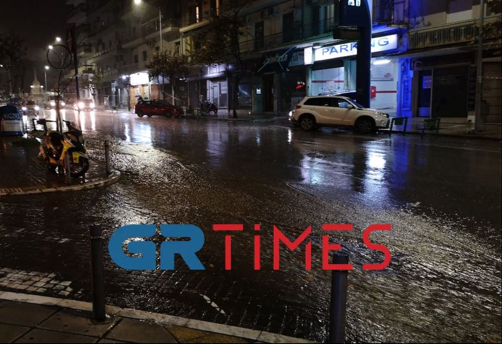 “Ποτάμι” οι δρόμοι στη Θεσσαλονίκη από τη νεροποντή (VIDEO)