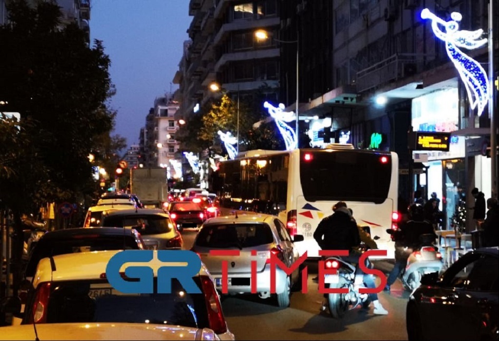 Θεσσαλονίκη: «Πλημμύρισε» ΙΧ το κέντρο για τα τελευταία ψώνια (ΦΩΤΟ-VIDEO)