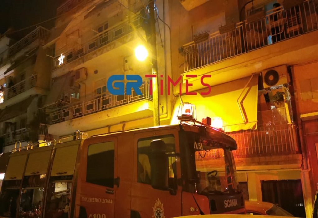 Θεσσαλονίκη: Φωτιά σε ρολόγια της ΔΕΗ εντός οικοδομής (VIDEO)