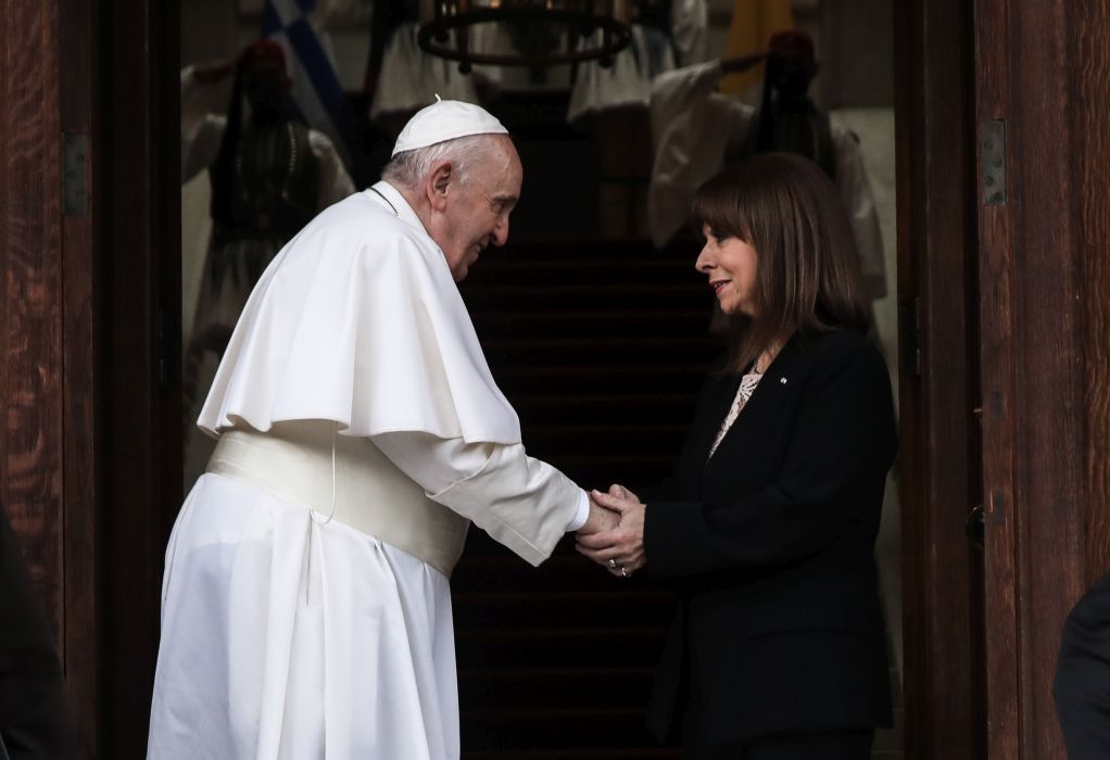 Στο Προεδρικό Μέγαρο ο Πάπας Φραγκίσκος-Συνάντηση με την Κ. Σακελλαροπούλου