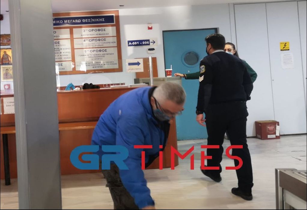 Παναγιωτόπουλος: Ξαπλωμένος στο πίσω κάθισμα αποχώρησε από τα δικαστήρια (VIDEO)