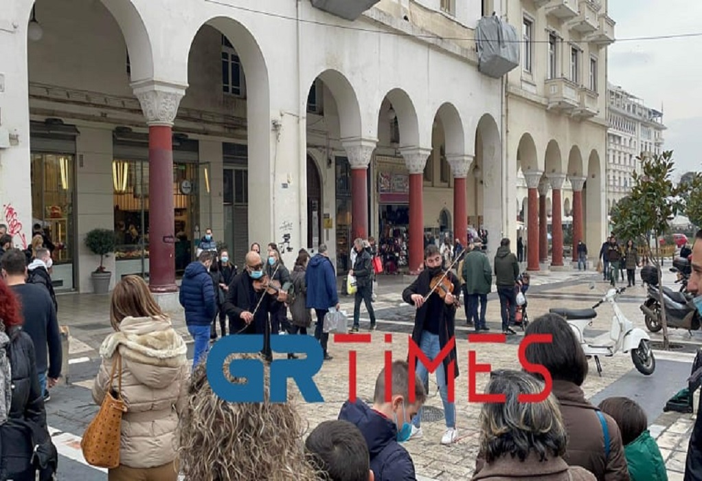 Θεσσαλονίκη: Ντουέτο βιολιστών ξεσήκωσε τους περαστικούς με …κέλτικους ήχους (VIDEO)