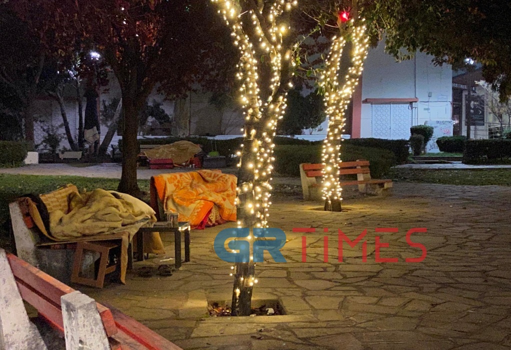 Θεσσαλονίκη: Οι δύο όψεις των Χριστουγέννων στην “κατάφωτη” πόλη (ΦΩΤΟ)