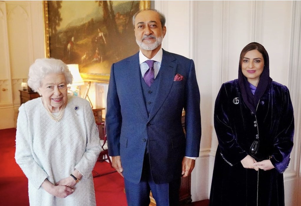 Βρετανία: Η Ελισάβετ υποδέχθηκε αυτοπροσώπως τον σουλτάνο του Ομάν