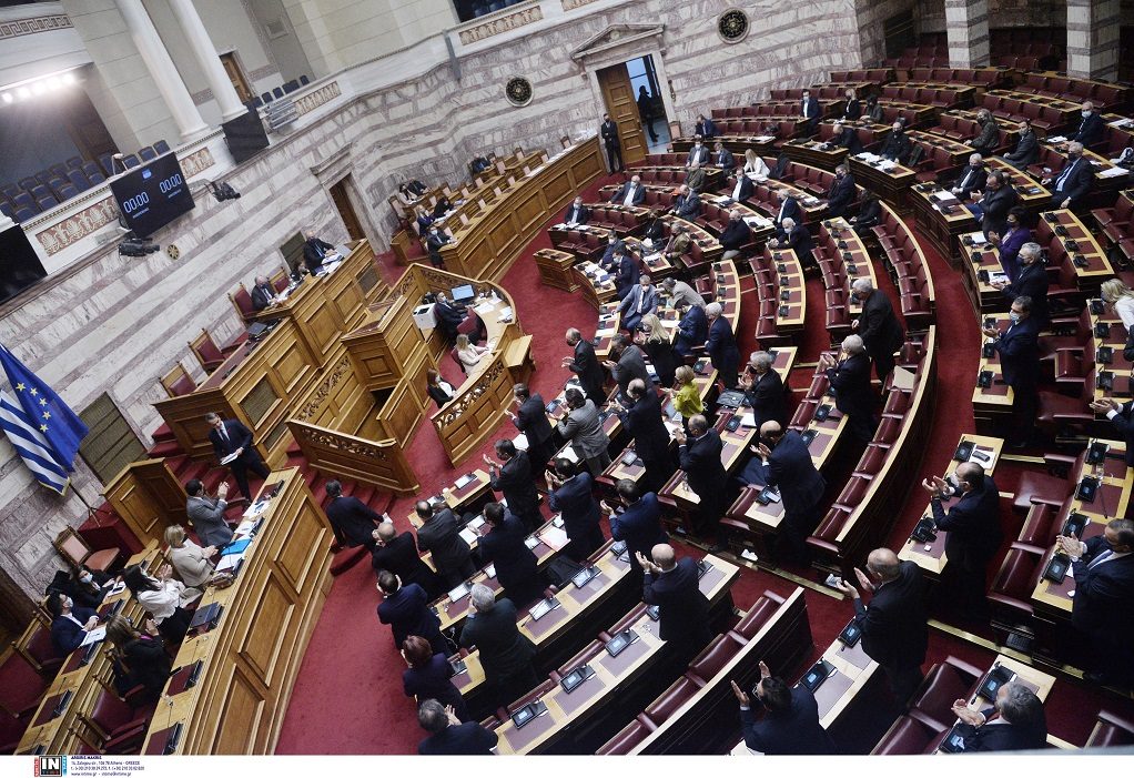 Βουλή: Ψηφίστηκε το νομοσχέδιο για την οπαδική βία