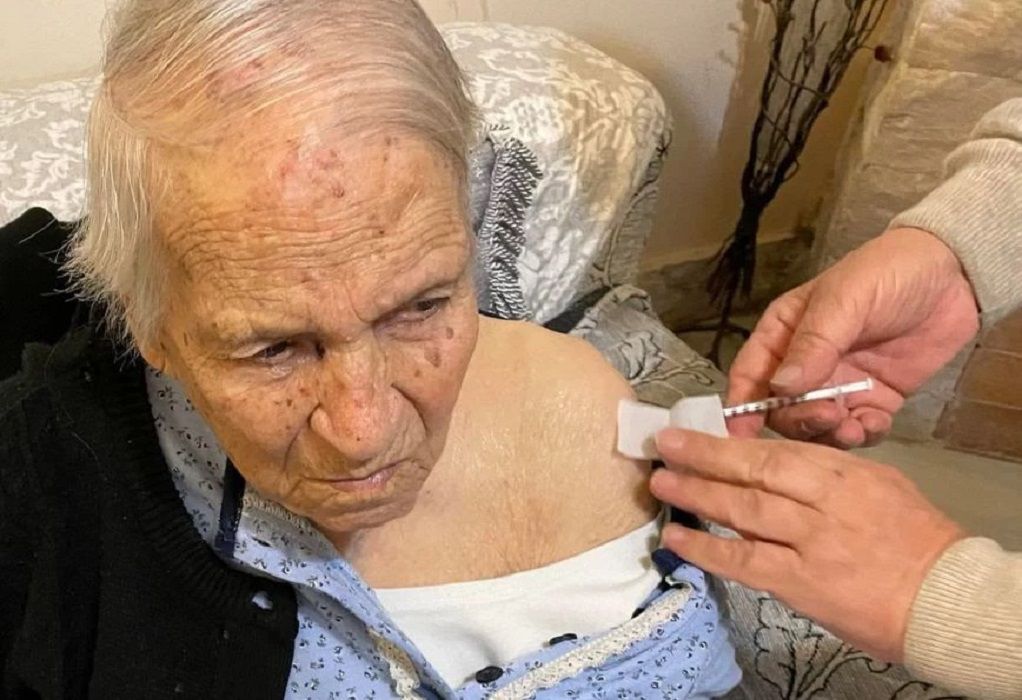 Βόλος: Μία γιαγιά 106 ετών έκανε το εμβόλιο για τον κορωνοϊό