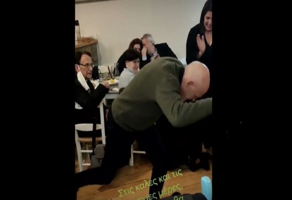 Το ζεϊμπέκικο του Γιώργου Παπανδρέου μετά την ήττα – Χόρεψε τη «Συννεφιασμένη Κυριακή» (VIDEO)