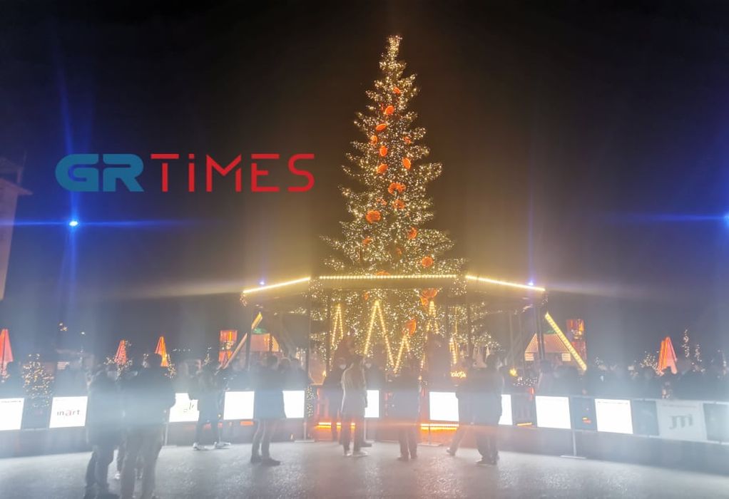Θεσσαλονίκη: “Έλαμψε” το Χριστουγεννιάτικο δέντρο στην Πλ. Αριστοτέλους (ΒΙΝΤΕΟ)