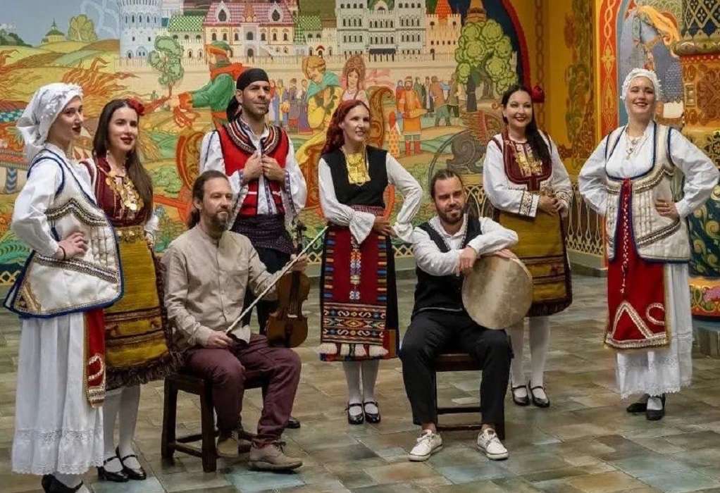 Έλληνες από διάφορες γωνιές του πλανήτη χορεύουν «μαζί» το παραδοσιακό συρτό