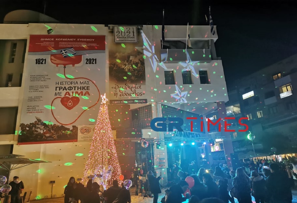 Εύοσμος: Με DJ, χορό και ευχές φωταγωγήθηκε το χριστουγεννιάτικο δέντρο (VIDEO)