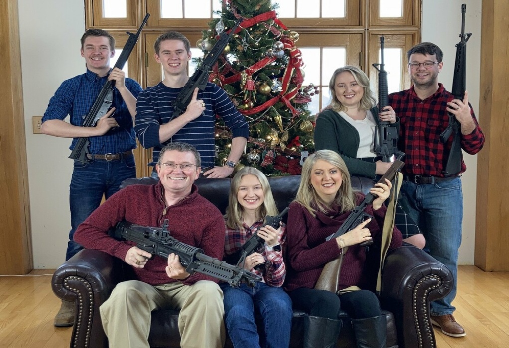 ΗΠΑ: Βουλευτής έβγαλε χριστουγεννιάτικη οικογενειακή φωτογραφία με όπλα, μέρες μετά την επίθεση σε σχολείο