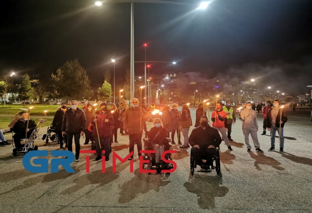 Θεσσαλονίκη: Λαμπαδηδρομία και κάλαντα στο δημαρχείο από άτομα με αναπηρία (VIDEO)