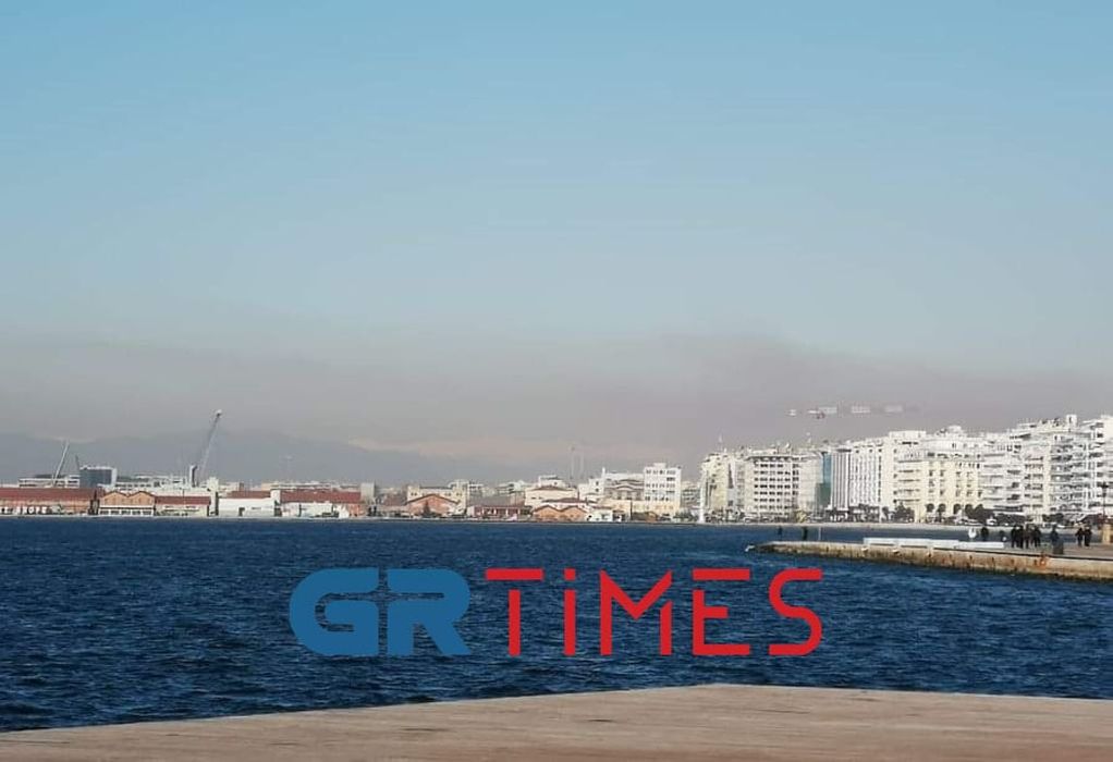 Θεσσαλονίκη: Κίτρινος καπνός από τα ΕΛΠΕ «σκέπασε» τα δυτικά-Αύριο θα «καθαρίσει» ο ουρανός (ΦΩΤΟ)
