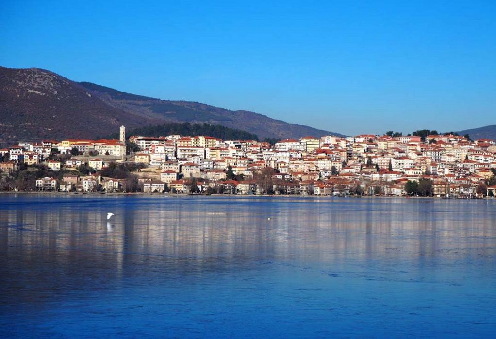 Καστοριά: Συναυλίες, μπουμπούνες και βόλτες στη λίμνη – Πληρότητες στο 85% (ΒΙΝΤΕΟ)