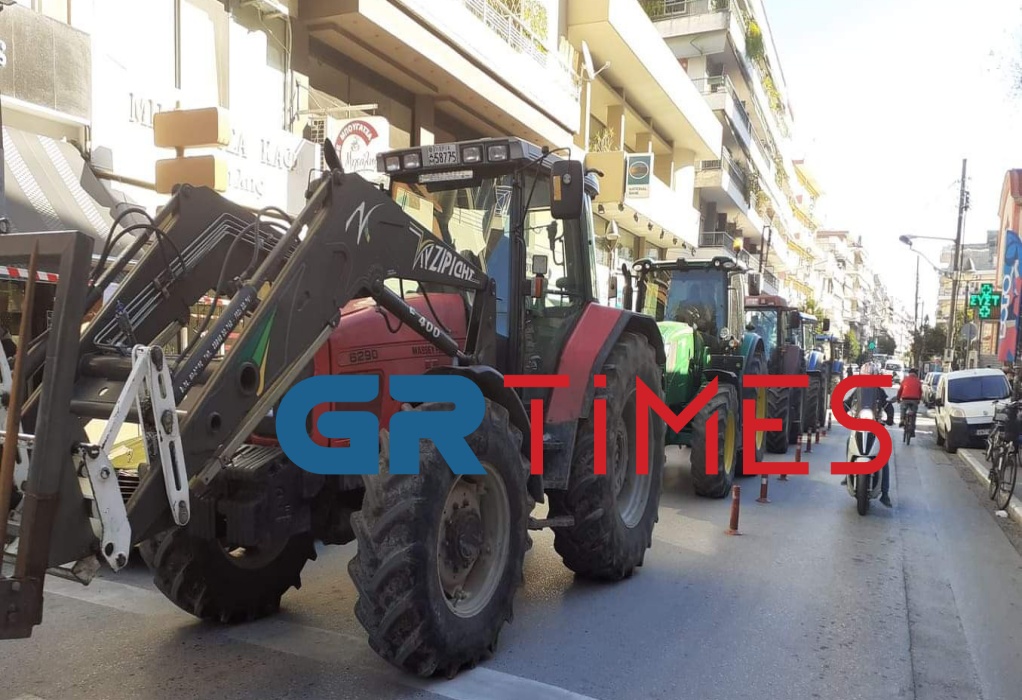 Κατερίνη: Αγρότες απέκλεισαν με τα τρακτέρ τους το κέντρο της πόλης-Τα αιτήματά τους