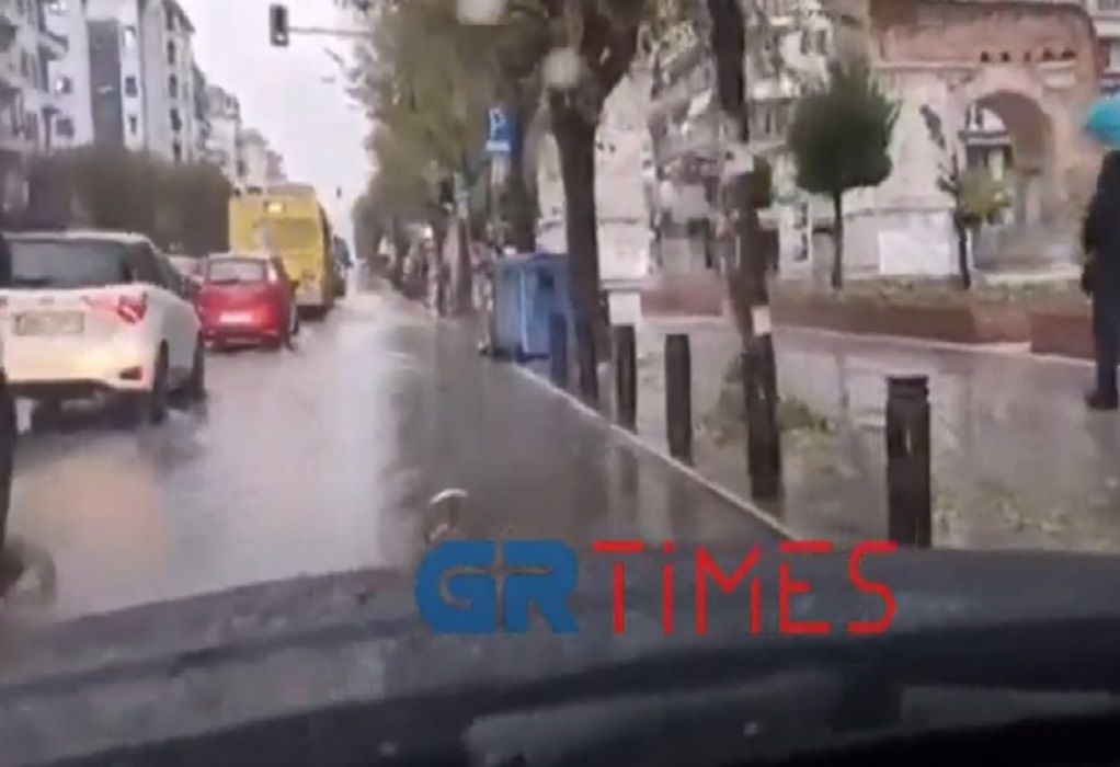 «Ποτάμια» οι δρόμοι στο κέντρο της Θεσσαλονίκης (VIDEO)