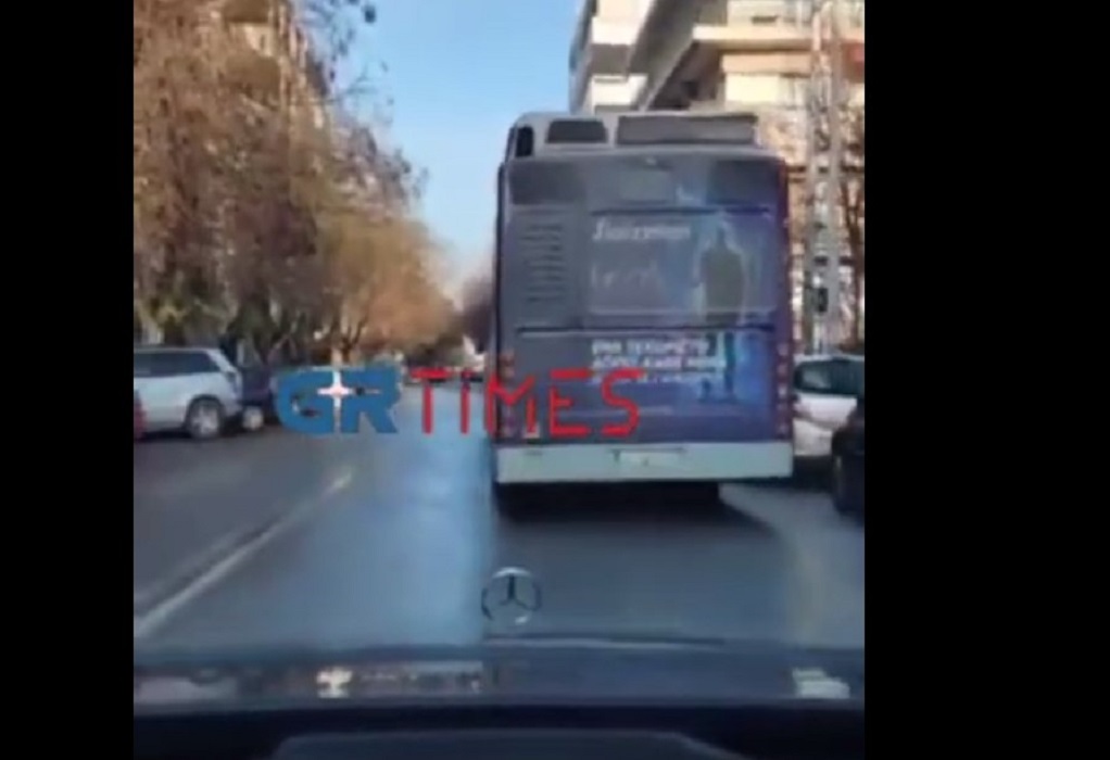 Θεσσαλονίκη: «Έμεινε» λεωφορείο στη μέση του δρόμου μετά από βλάβη (VIDEO)