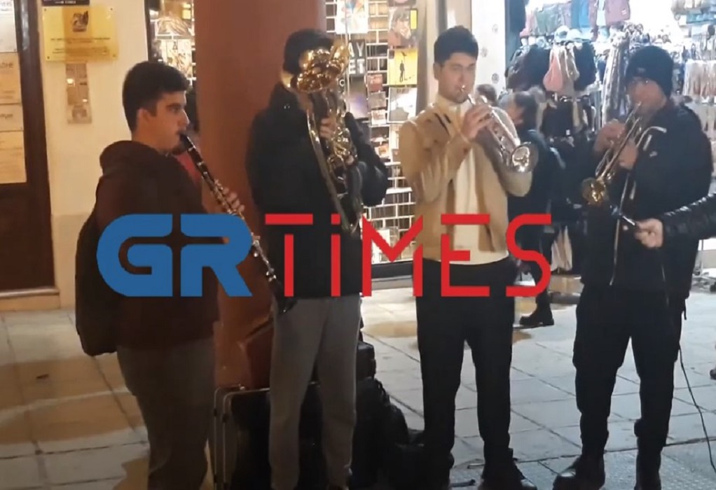 Θεσσαλονίκη: Ξεσήκωσαν τους περαστικούς τα «χάλκινα» στην καρδιά της πόλης (VIDEO)
