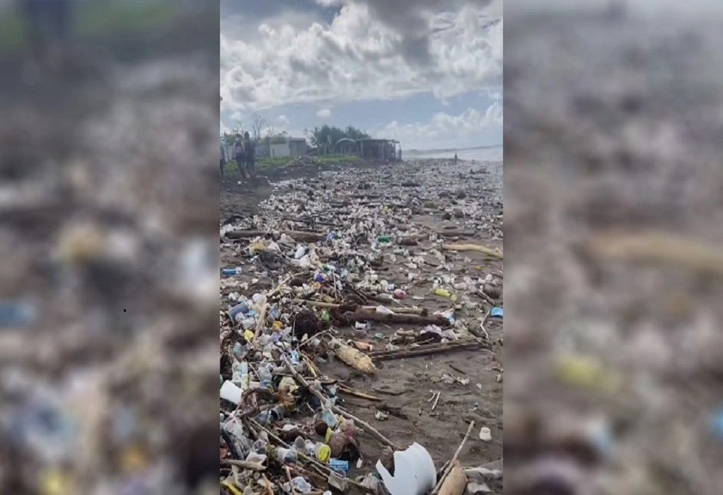 Παραλία στο Μπαλί μετατράπηκε σε έναν απέραντο σκουπιδότοπο (VIDEO)