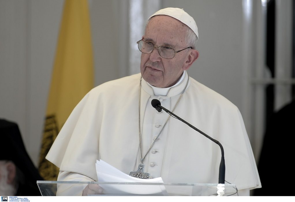 Πάπας Φραγκίσκος: «Άνοιγμα» στα διεμφυλικά άτομα και «ναι» στη βάπτιση παιδιών ομόφυλων ζευγαριών