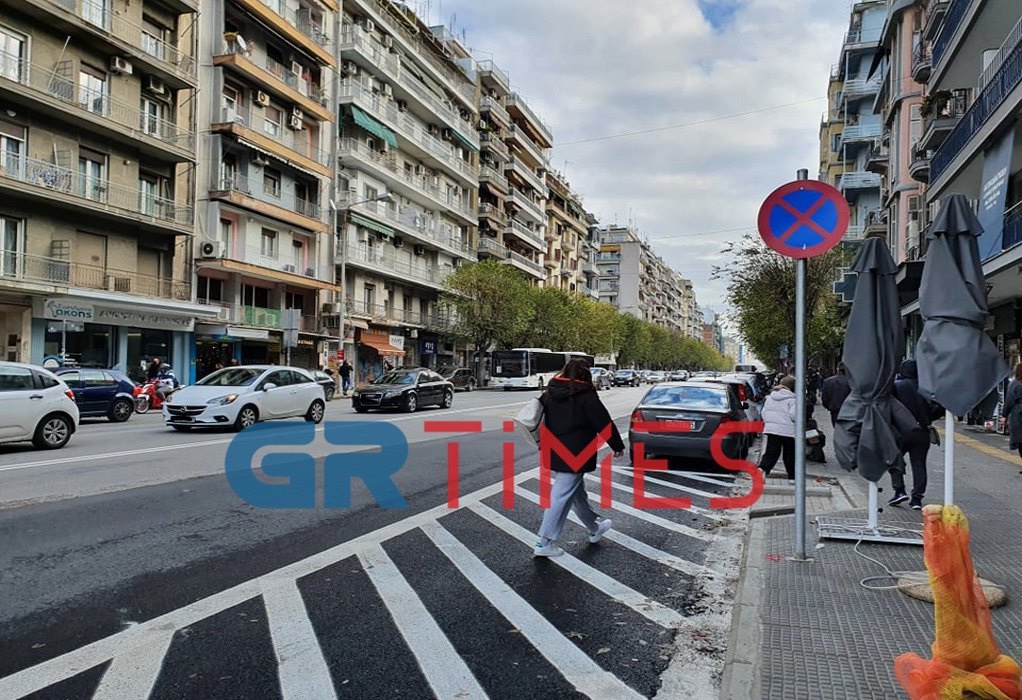 Θεσσαλονίκη: Παρκαρισμένα ΙΧ και φθορές στην Αγ. Σοφίας μετά το “άνοιγμα” (ΦΩΤΟ)