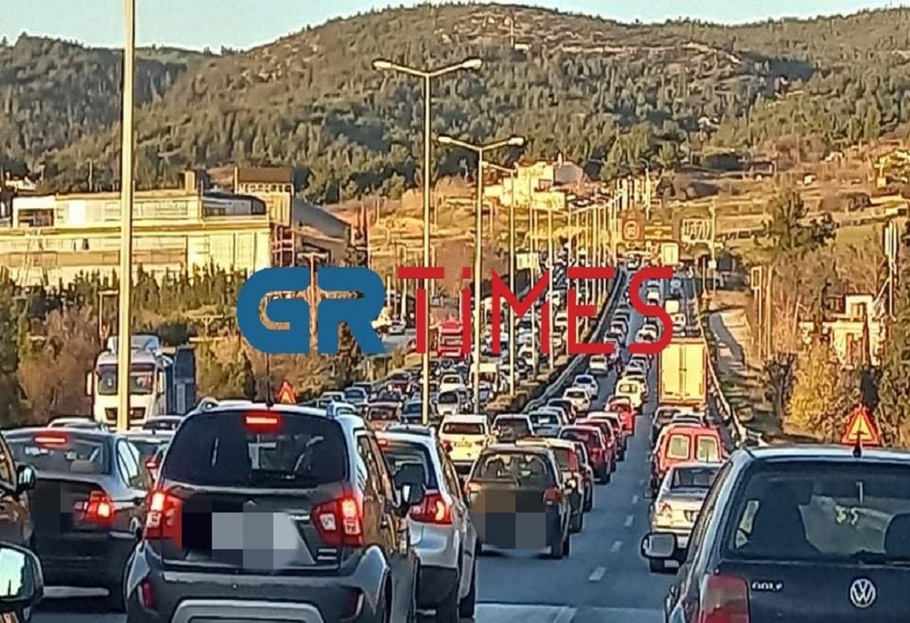 Θεσσαλονίκη: Καραμπόλα μεταξύ 3 οχημάτων και μποτιλιάρισμα στον Περιφερειακό