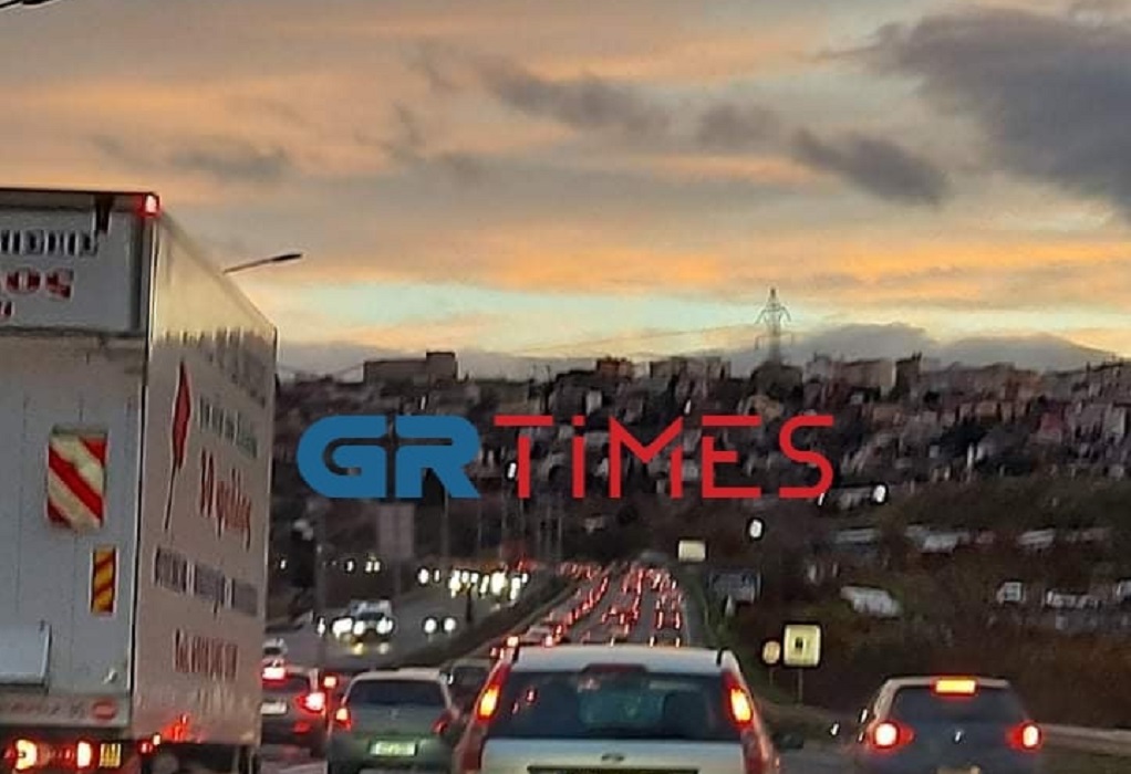 Θεσσαλονίκη: Μποτιλιάρισμα στον Περιφερειακό λόγω ακινητοποιημένου φορτηγού (ΦΩΤΟ)