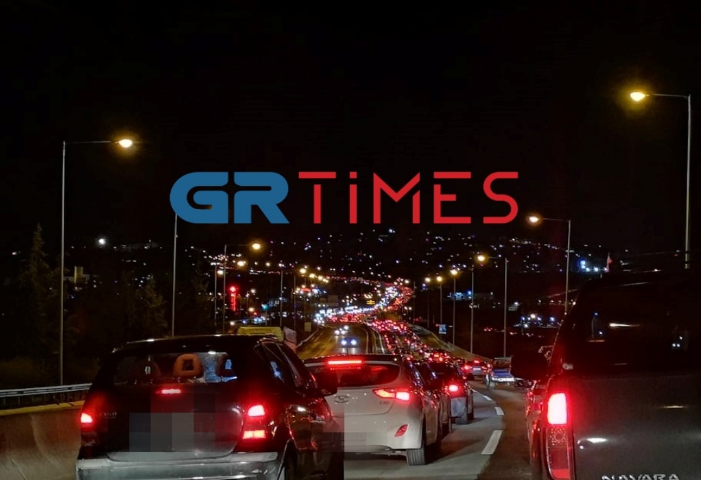 Ακινητοποιημένο ΙΧ στην Περιφερειακή Οδό Θεσσαλονίκης – Δυσκολίες στην κυκλοφορία (VIDEO)