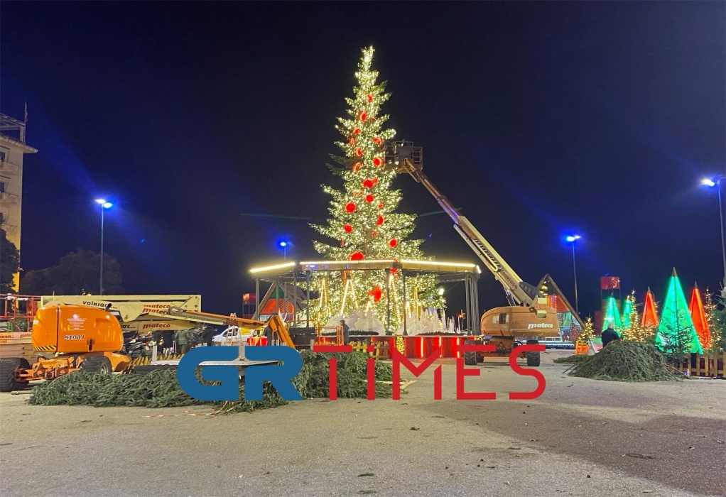 Θεσσαλονίκη: Τελευταίες «πινελιές» στην Πλατεία Αριστοτέλους για το δέντρο (ΦΩΤΟ-VIDEO)