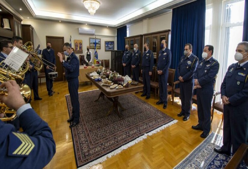Η μπάντα της Πολεμικής Αεροπορίας έψαλε τα κάλαντα στον Αρχηγό ΓΕΑ και την ηγεσία του Επιτελείου