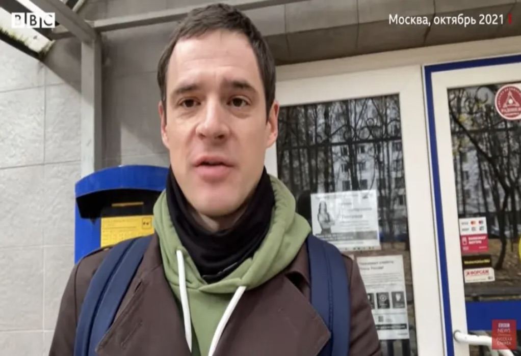 Δημοσιογράφος του BBC έφυγε από την Ρωσία λόγω «πρωτοφανούς παρακολούθησης» που υφίστατο
