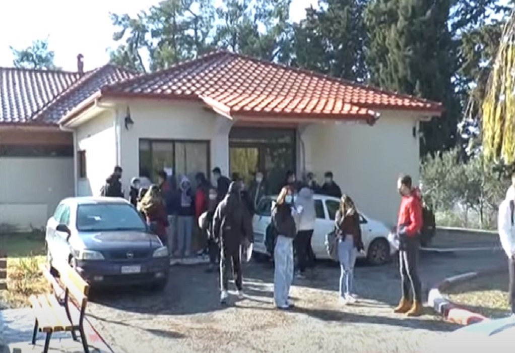 Σέρρες: Ουρές από μαθητές για rapid test λόγω κρουσμάτων (VIDEO)
