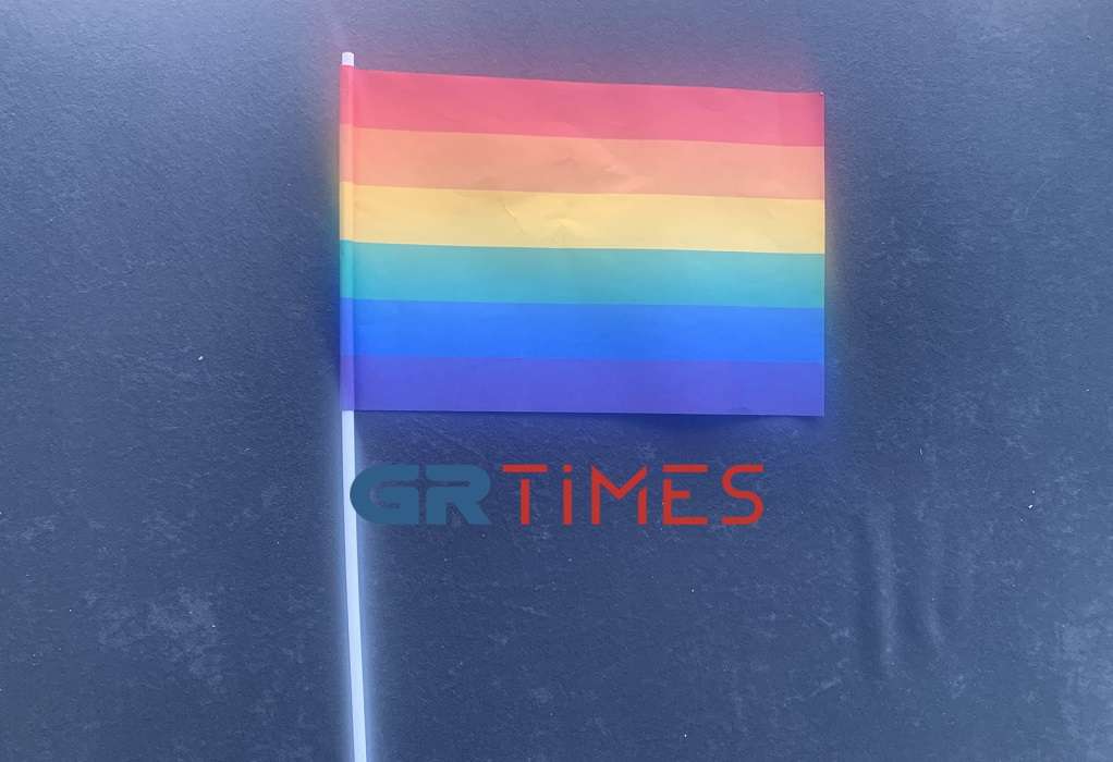 Θεσσαλονίκη: Μαθητές έσκισαν σημαίες gay pride σε σχολείο (ΦΩΤΟ)