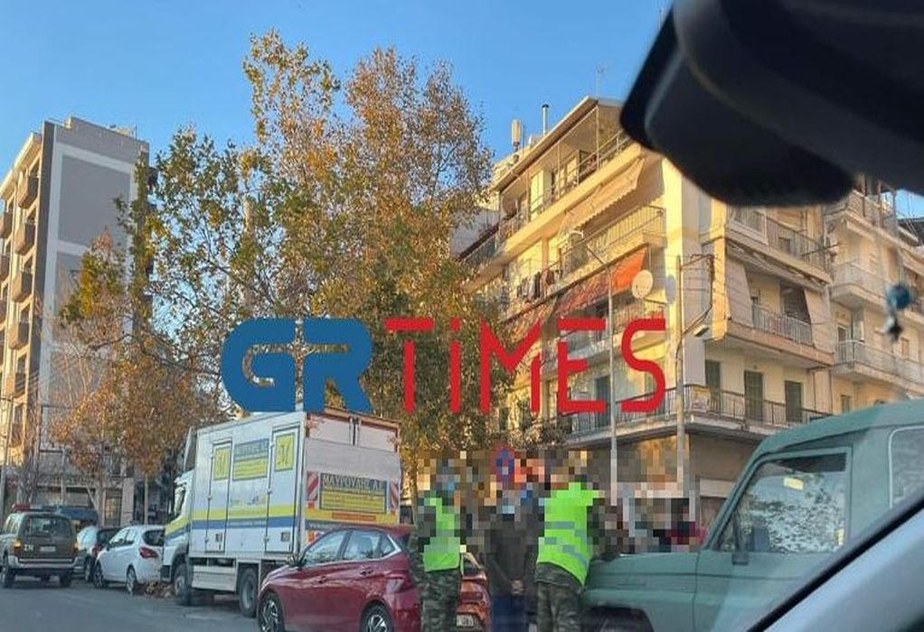 Θεσσαλονίκη: Σύγκρουση ΙΧ με στρατιωτικό όχημα στην περιοχή των δικαστηρίων (ΦΩΤΟ)