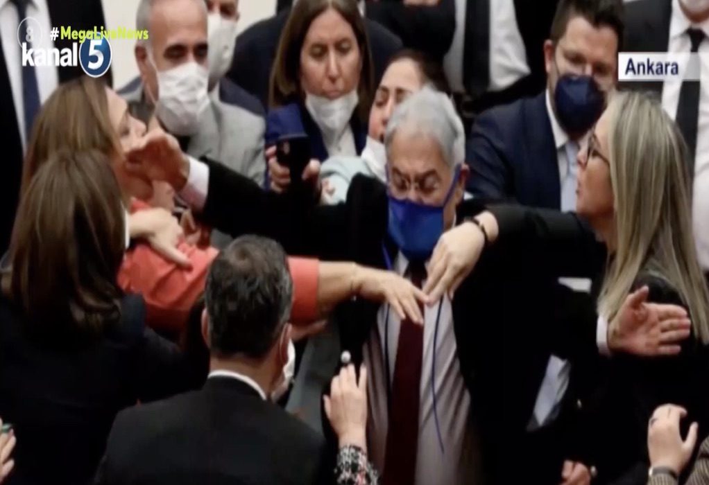 Σε «Ρινγκ» μετατράπηκε ξανά η Τουρική βουλή (VIDEO)