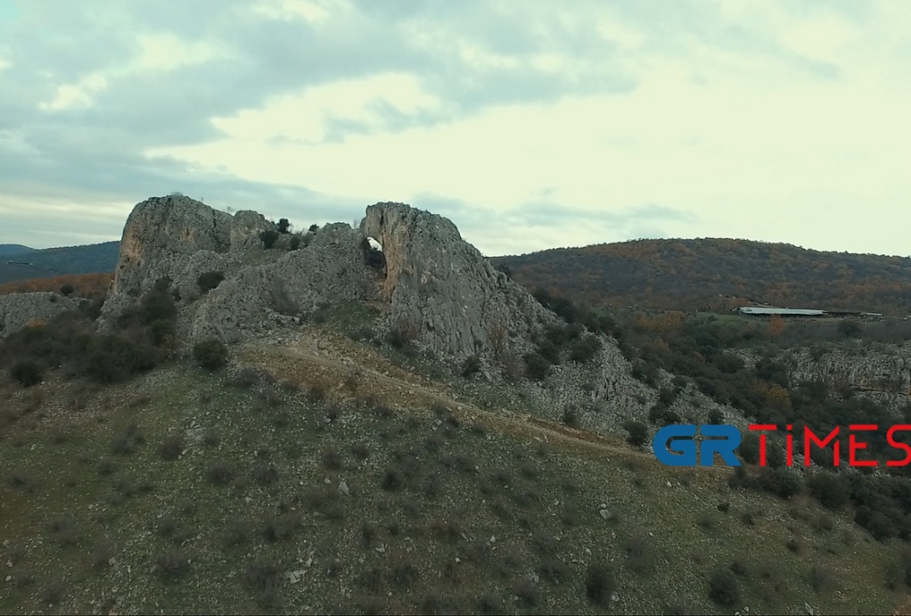 Πέλλα: Ο Τρύπιος Βράχος και ο μύθος για τον Μέγα Αλέξανδρο (VIDEO)