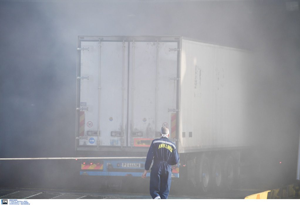Φορτηγό παραδόθηκε στις φλόγες στην Εγνατία Οδό (VIDEO)