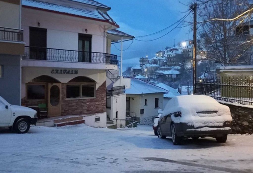 Χιόνια στα ορεινά της Λάρισας – Με δυσκολία η κυκλοφορία στους παγωμένους δρόμους (VIDEO)
