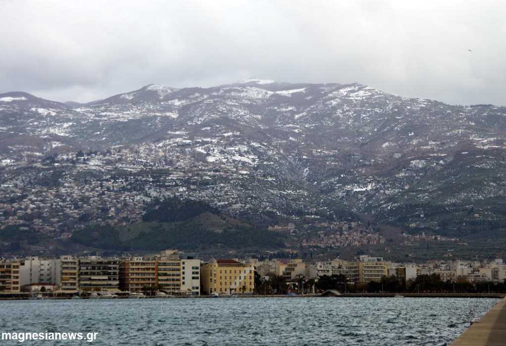 Βόλος: Χιονίζει στο Πήλιο – Ανοιχτοί οι δρόμοι – Θυελλώδεις άνεμοι