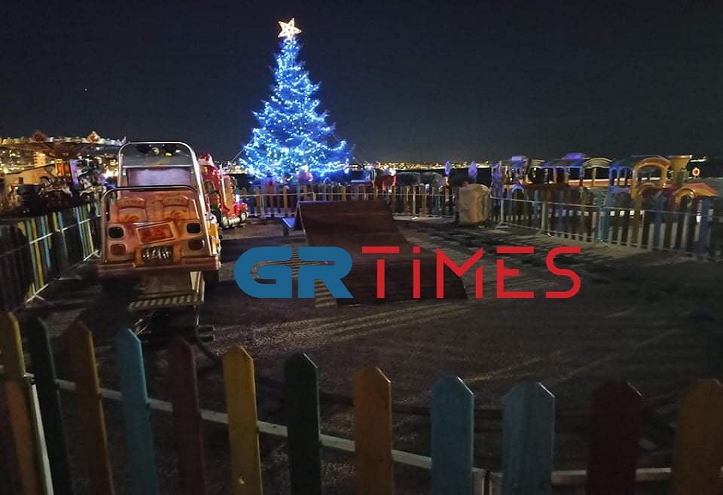 Κατέβασε ρολά πριν καν ανεβάσει το Χριστουγεννιάτικο χωριό στο Λιμάνι (ΦΩΤΟ)