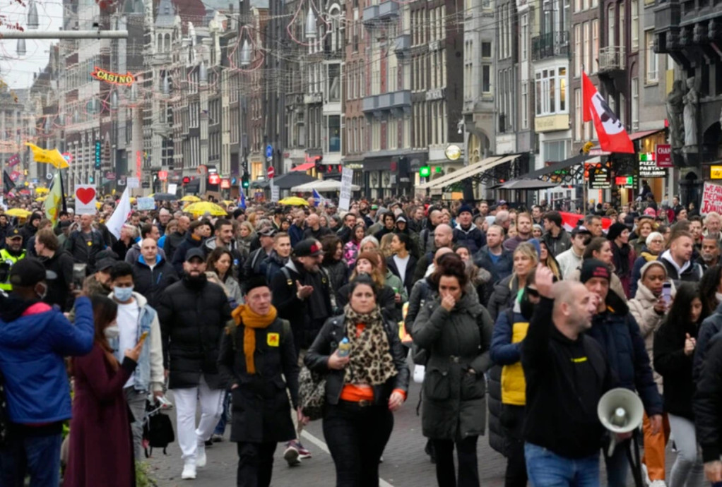 Koρωνοϊός- Άμστερνταμ: Διαδήλωση κατά εμβολιασμών και lock down