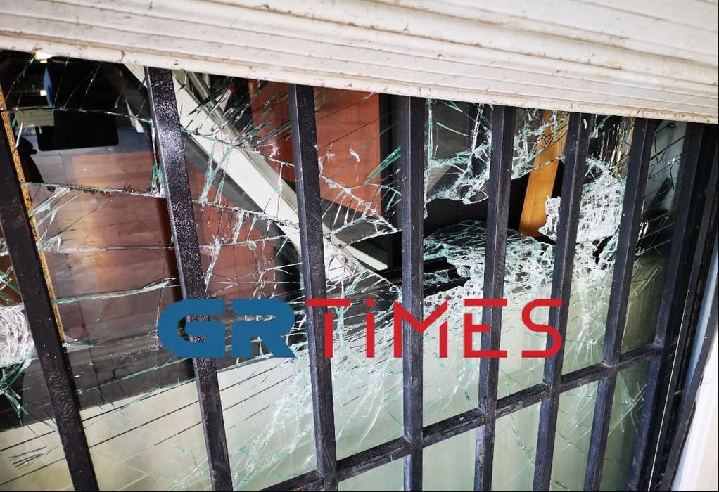 ΑΠΘ: Επίθεση αντιεξουσιαστών στο φυλάκιο του κτιρίου διοίκησης (ΦΩΤΟ-VIDEO)