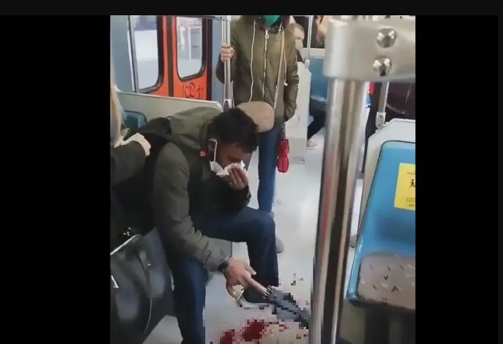 Ρατσιστική επίθεση στον ΗΣΑΠ-Χτύπησε μετανάστη και γέμισε αίματα το πάτωμα (VIDEO)