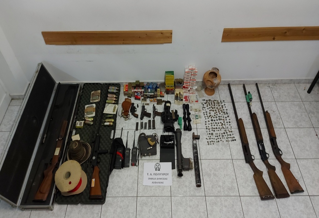 Xαλκιδική: Συνελήφθησαν για παράνομη κατοχή αρχαίων νομισμάτων, όπλων και εκρηκτικών υλών (ΦΩΤΟ)